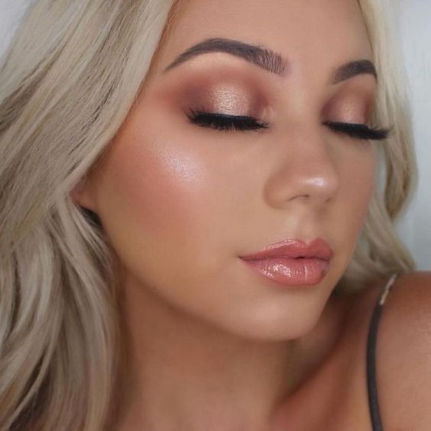 Cobalah makeup dengan tampilan alami, pilih warna netral serta tidak terlalu mencolok.