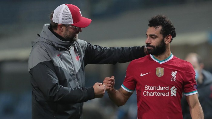 BERGAMO, ITALY - NOVEMBER 03:  Liverpool FC head coach Jurgen Klopp celebrates the victory with his player Mohamed Salah at the end of the UEFA Champions League Group D stage match between Atalanta BC and Liverpool FC at Gewiss Stadium on November 03, 2020 in Bergamo, Italy. (Photo by Emilio Andreoli/Getty Images)