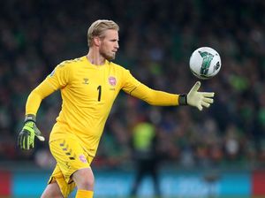 Kepala Kasper Schmeichel Nyaris Cedera Horor