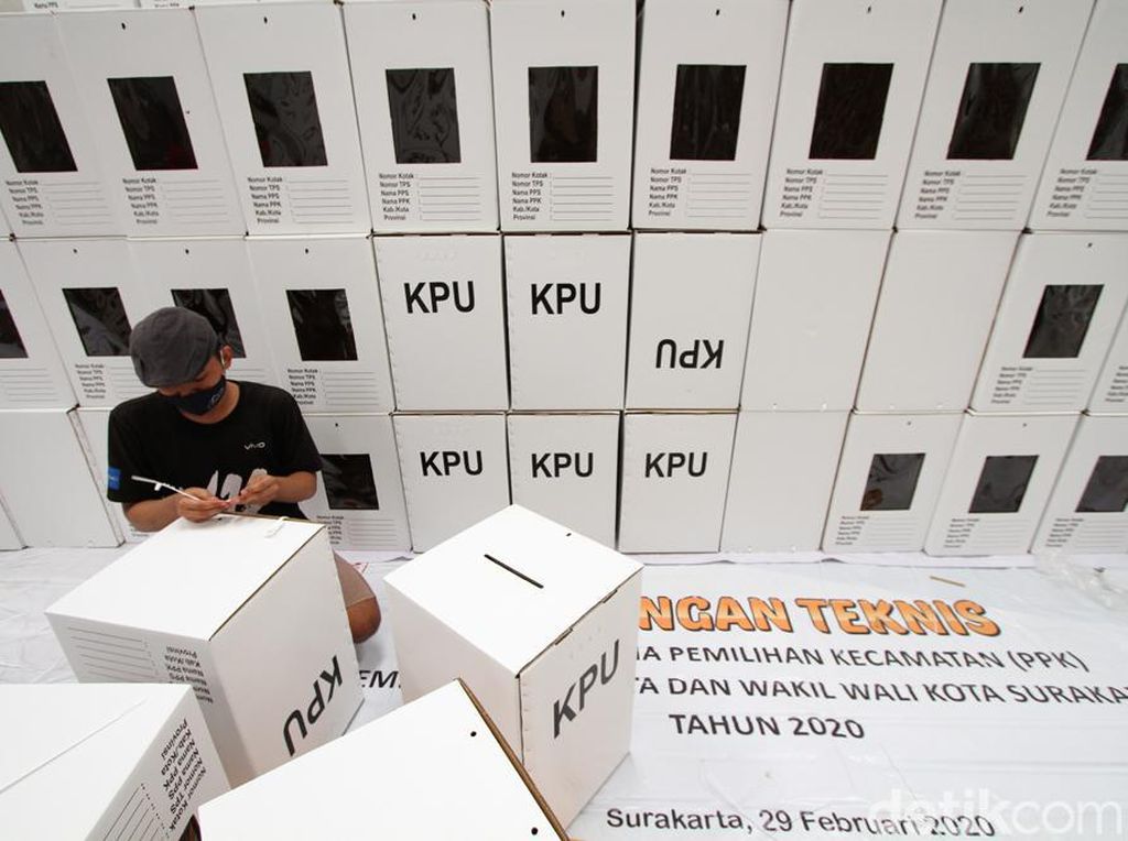 KPU Solo Mulai Rakit 2.552 Kotak Suara KPU Solo Mulai Rakit 2.552 Kotak Suara