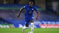 Masih di pos bek tengah, secara mengejutkan ada Kurt Zouma. Pemain Chelsea ini dinilai terus berkembang dan jago dalam duel bola atas (Mike Hewitt/Getty Images)