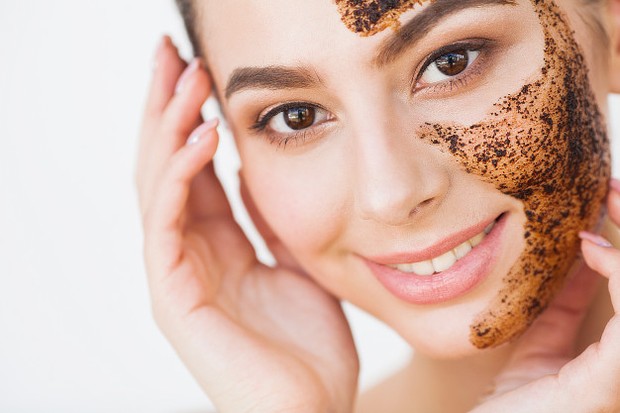 Lakukan Eksfoliasi Secara Rutin Pada Wajah/Foto: freepik.com Lakukan Eksfoliasi Secara Rutin Pada Wajah