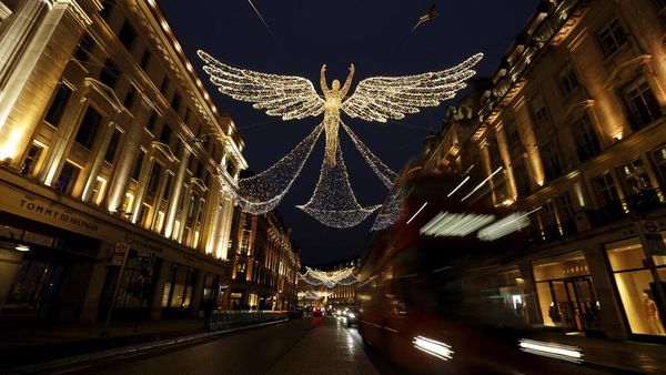 Lampu Natal Bersayap Hiasi Jalan di London