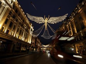 Lampu Natal Bersayap Hiasi Jalan di London Lampu Natal Bersayap Hiasi Jalan di London