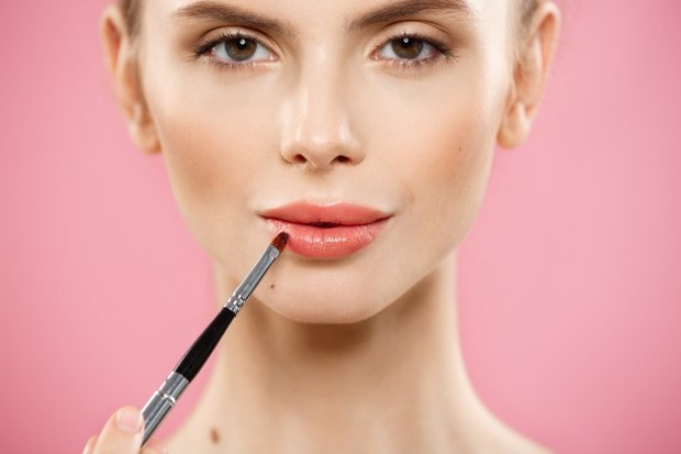 Pastikan untuk mem-blend dengan brush sehingga bibir tidak terlihat seperti menggunakan lipstik dan lebih seperti bibir alami.