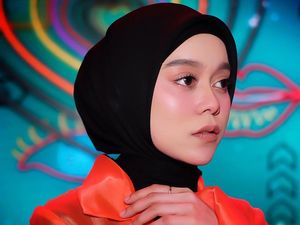 7 Tutorial Hijab ala Lesti Kejora, Hijab Segi Empat hingga Pashmina 7 Tutorial Hijab ala Lesti Kejora, Hijab Segi Empat hingga Pashmina