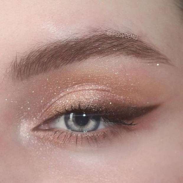 Ikuti warna eyeshadow yang direkomendasikan seperti champagne, gold, dan taupe.