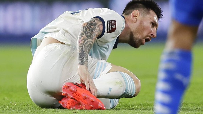 Argentinas Lionel Messi holds his leg during a qualifying soccer match against Paraguay for the FIFA World Cup Qatar 2022 in Buenos Aires, Argentina, Thursday, Nov. 12, 2020.(Juan Roncoroni, Pool via AP)