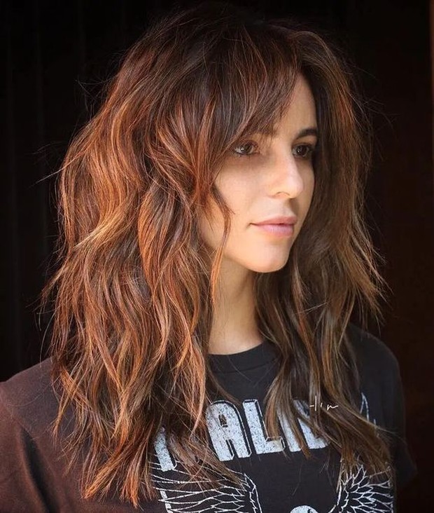 Long shag/pinterest.com/hairadviser Untuk membuatnya sesuai dengan bentuk wajah, minta untuk dibuat pinggiran.