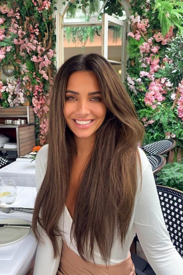 Long straight hair/pinterest.com/esibraimah Karena tampilan sangat sederhana, pastikan untuk tidak ada rambut kusut atau ujung bercabang.