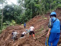 Longsor Timbun Jalan Desa di Tasikmalaya, Akses Warga Terganggu