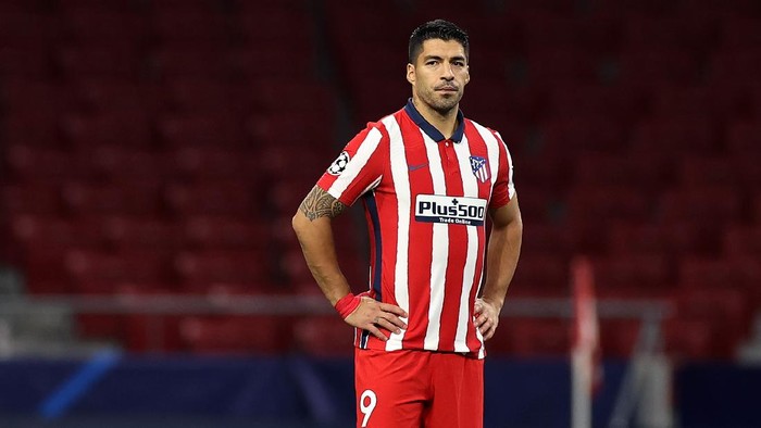 MADRID, SPAIN - OCTOBER 27: Luis Suarez of Atletico de Madrid looks on during the UEFA Champions League Group A stage match between Atletico de Madrid and RB Salzburg at Estadio Wanda Metropolitano on October 27, 2020 in Madrid, Spain. (Photo by Angel Martinez/Getty Images)