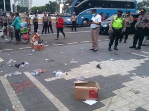 Massa Demo di Kemdikbud Bubar, PPSU Bersihkan Sampah