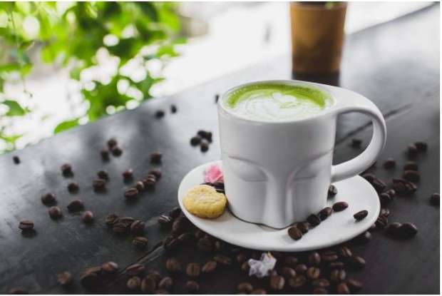 matcha latte/pexels.com Minum teh hijau murni agar diet sukses