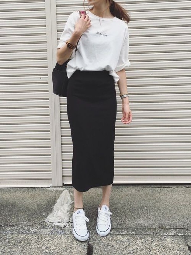 Oversized Tee dan Pencil Skirt/pinterest.com Jika kamu ingin membuat tubuh terlihat langsing dan ramping, kamu bisa padukan oversized tee dan pencil skirt.
