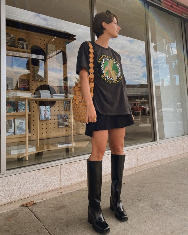 Anti Mati Gaya 9 Perpaduan  Outfit Kaos  dan  Rok Ini Bikin 