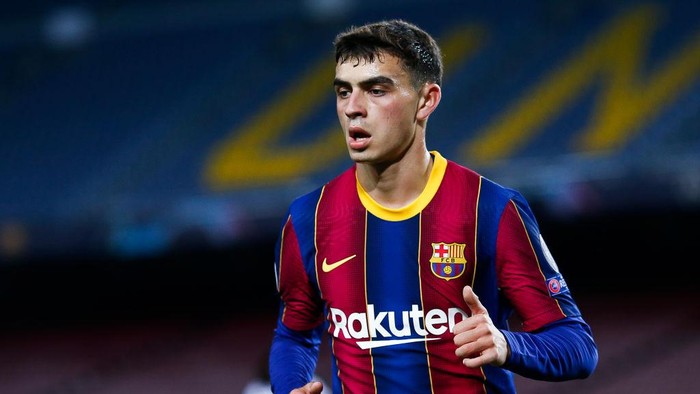 BARCELONA, SPAIN - NOVEMBER 04: Pedro Pedri Gonzalez of FC Barcelona looks on during the UEFA Champions League Group G stage match between FC Barcelona and Dynamo Kyiv at Camp Nou on November 04, 2020 in Barcelona, Spain. (Photo by Eric Alonso/Getty Images)