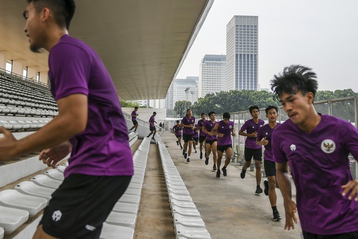 Pesepak bola Timnas U-19 berlatih di Stadion Madya, Kompleks Gelora Bung Karno Senayan, Jakarta, Selasa (17/11/2020). Sebanyak 38 pemain Timnas Indonesia U-19 menjalani pemusatan latihan di Stadion Madya, Jakarta pada 16 hingga 23 November 2020. ANTARA FOTO/Galih Pradipta/aww.
