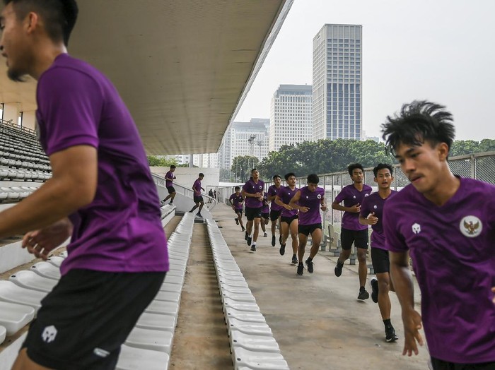 Pesepak bola Timnas U-19 berlatih di Stadion Madya, Kompleks Gelora Bung Karno Senayan, Jakarta, Selasa (17/11/2020). Sebanyak 38 pemain Timnas Indonesia U-19 menjalani pemusatan latihan di Stadion Madya, Jakarta pada 16 hingga 23 November 2020. ANTARA FOTO/Galih Pradipta/aww.