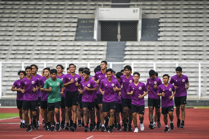 Pesepak bola Timnas U-19 berlatih di Stadion Madya, Kompleks Gelora Bung Karno Senayan, Jakarta, Selasa (17/11/2020). Sebanyak 38 pemain Timnas Indonesia U-19 menjalani pemusatan latihan di Stadion Madya, Jakarta pada 16 hingga 23 November 2020. ANTARA FOTO/Galih Pradipta/aww.