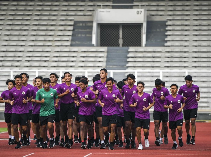 Pesepak bola Timnas U-19 berlatih di Stadion Madya, Kompleks Gelora Bung Karno Senayan, Jakarta, Selasa (17/11/2020). Sebanyak 38 pemain Timnas Indonesia U-19 menjalani pemusatan latihan di Stadion Madya, Jakarta pada 16 hingga 23 November 2020. ANTARA FOTO/Galih Pradipta/aww.