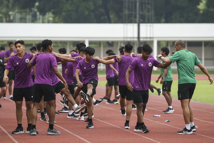 PEMUSATAN LATIHAN TIMNAS U-19 Pesepak bola Timnas U-19 berlatih di Stadion Madya, Kompleks Gelora Bung Karno Senayan, Jakarta, Selasa (17/11/2020). Sebanyak 38 pemain Timnas Indonesia U-19 menjalani pemusatan latihan di Stadion Madya, Jakarta pada 16 hingga 23 November 2020. ANTARA FOTO/Galih Pradipta/aww.