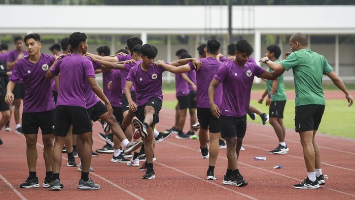 PEMUSATAN LATIHAN TIMNAS U-19 Pesepak bola Timnas U-19 berlatih di Stadion Madya, Kompleks Gelora Bung Karno Senayan, Jakarta, Selasa (17/11/2020). Sebanyak 38 pemain Timnas Indonesia U-19 menjalani pemusatan latihan di Stadion Madya, Jakarta pada 16 hingga 23 November 2020. ANTARA FOTO/Galih Pradipta/aww.