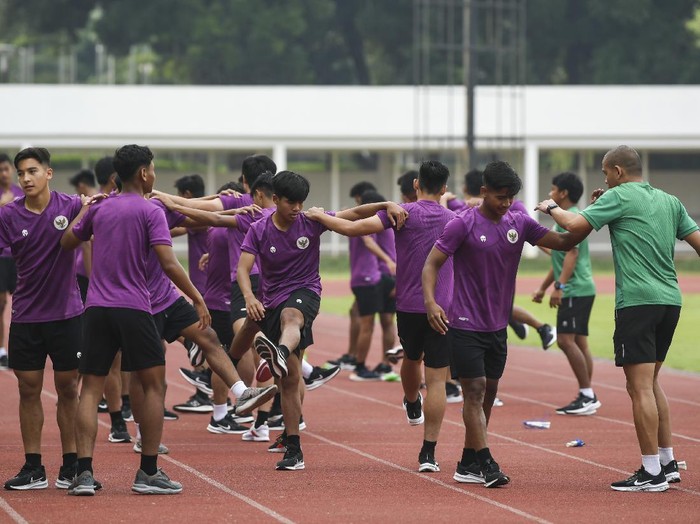 Pesepak bola Timnas U-19 berlatih di Stadion Madya, Kompleks Gelora Bung Karno Senayan, Jakarta, Selasa (17/11/2020). Sebanyak 38 pemain Timnas Indonesia U-19 menjalani pemusatan latihan di Stadion Madya, Jakarta pada 16 hingga 23 November 2020. ANTARA FOTO/Galih Pradipta/aww.