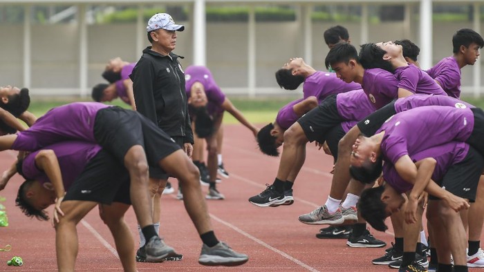 Pesepak bola Timnas U-19 berlatih di Stadion Madya, Kompleks Gelora Bung Karno Senayan, Jakarta, Selasa (17/11/2020). Sebanyak 38 pemain Timnas Indonesia U-19 menjalani pemusatan latihan di Stadion Madya, Jakarta pada 16 hingga 23 November 2020. ANTARA FOTO/Galih Pradipta/aww.