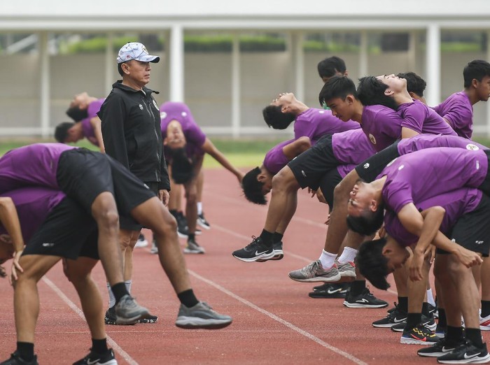 Pesepak bola Timnas U-19 berlatih di Stadion Madya, Kompleks Gelora Bung Karno Senayan, Jakarta, Selasa (17/11/2020). Sebanyak 38 pemain Timnas Indonesia U-19 menjalani pemusatan latihan di Stadion Madya, Jakarta pada 16 hingga 23 November 2020. ANTARA FOTO/Galih Pradipta/aww.