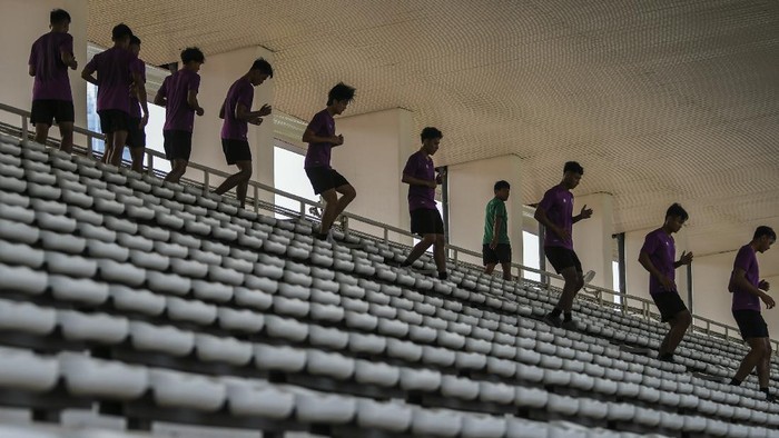 Pesepak bola Timnas U-19 berlatih di Stadion Madya, Kompleks Gelora Bung Karno Senayan, Jakarta, Selasa (17/11/2020). Sebanyak 38 pemain Timnas Indonesia U-19 menjalani pemusatan latihan di Stadion Madya, Jakarta pada 16 hingga 23 November 2020. ANTARA FOTO/Galih Pradipta/aww.