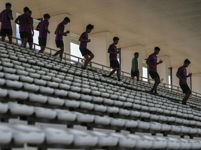 Pesepak bola Timnas U-19 berlatih di Stadion Madya, Kompleks Gelora Bung Karno Senayan, Jakarta, Selasa (17/11/2020). Sebanyak 38 pemain Timnas Indonesia U-19 menjalani pemusatan latihan di Stadion Madya, Jakarta pada 16 hingga 23 November 2020. ANTARA FOTO/Galih Pradipta/aww.