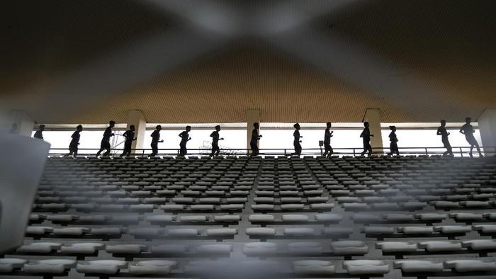 Pesepak bola Timnas U-19 berlatih di Stadion Madya, Kompleks Gelora Bung Karno Senayan, Jakarta, Selasa (17/11/2020). Sebanyak 38 pemain Timnas Indonesia U-19 menjalani pemusatan latihan di Stadion Madya, Jakarta pada 16 hingga 23 November 2020. ANTARA FOTO/Galih Pradipta/aww.