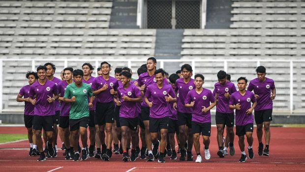 Pesepak bola Timnas U-19 berlatih di Stadion Madya, Kompleks Gelora Bung Karno Senayan, Jakarta, Selasa (17/11/2020). Sebanyak 38 pemain Timnas Indonesia U-19 menjalani pemusatan latihan di Stadion Madya, Jakarta pada 16 hingga 23 November 2020. ANTARA FOTO/Galih Pradipta/aww.