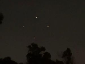 Cahaya Misterius Berganti Formasi Hiasi Langit Texas, UFO? Cahaya Misterius Berganti Formasi Hiasi Langit Texas, UFO?
