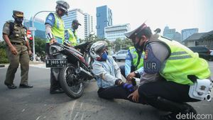 Polisi Bantu Korban Kecelakaan Lantas di Patung Kuda