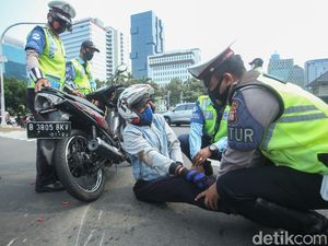 Jatuh dari Motor Ada Tekniknya, Perhatikan 5 Hal Ini biar Nggak Cedera Fatal Jatuh dari Motor Ada Tekniknya, Perhatikan 5 Hal Ini biar Nggak Cedera Fatal