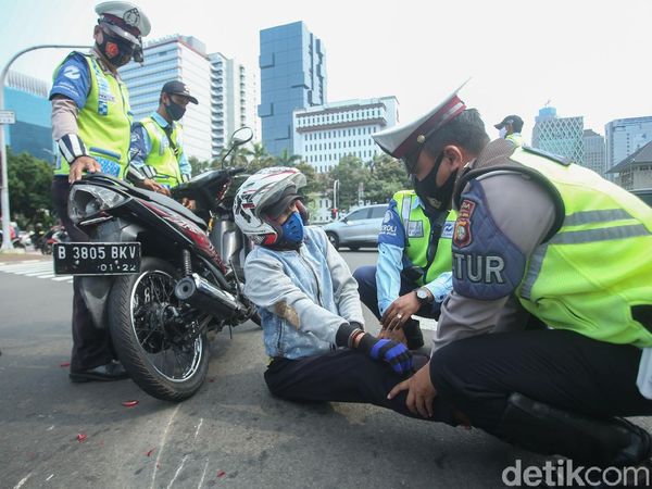 Polisi Bantu Korban Kecelakaan Lantas di Patung Kuda