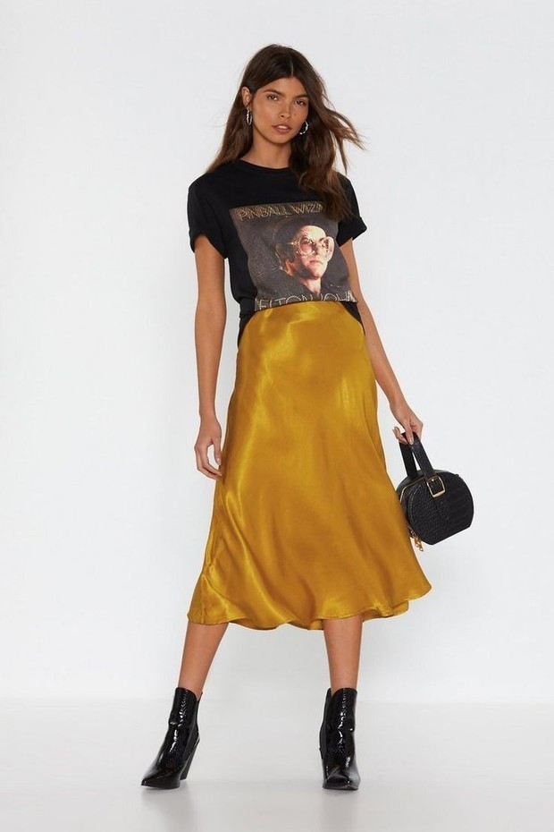 Printed T-Shirt dan Silk atau Satin Midi Skirt/pinterest.com Bikin printed t-shirt kasual kamu agar lebih stylist dengan kombinasi silk atau satin midi skirt.