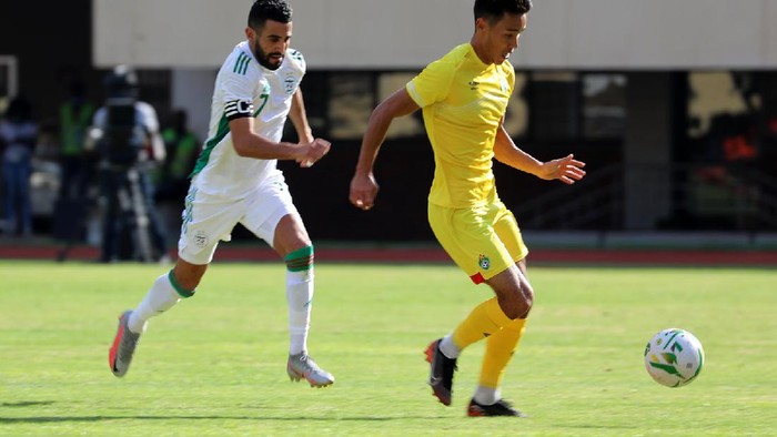 Riyad Mahrez mencetak gol saat Timnas Aljazair bersua Zimbabwe di Kualifikasi Piala Afrika 2021.