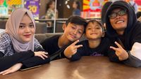 Gaya Keren Rizwan Fadilah Saat Makan di Resto bareng Keluarga