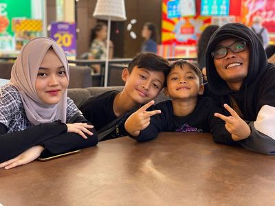 Gaya Keren Rizwan Fadilah Saat Makan di Resto bareng Keluarga
