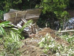 Rumah Warga di Banjarnegara Tertimbun Longsor, 12 Warga Mengungsi