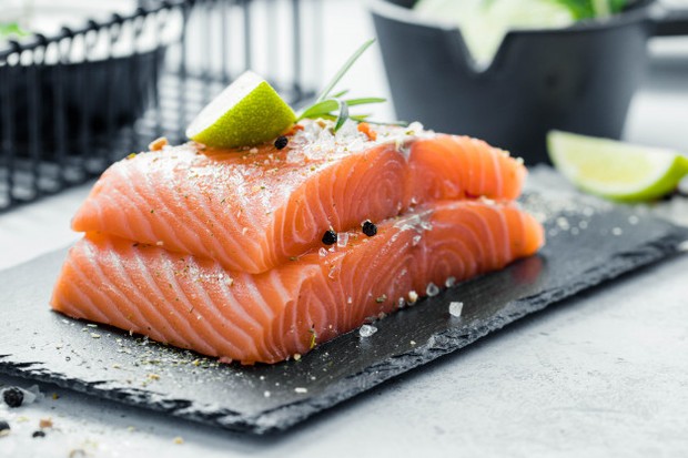 Salmon, tuna, dan sarden adalah sumber protein dan vitamin D. Oleh sebab itu, jenis-jenis ikan ini mampu memperbaiki jaringan tubuh dan mencegah erosi tulang.