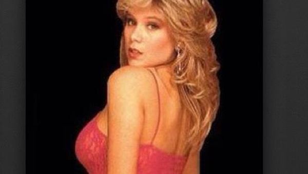 Foto: Model Seksi Senior yang Dadanya Diasuransikan Rp 18 Miliar