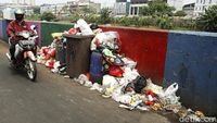 Jorok! Sampah Menumpuk di Jalanan Pinggir KBB Tomang