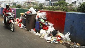 Jorok! Sampah Menumpuk di Jalanan Pinggir KBB Tomang