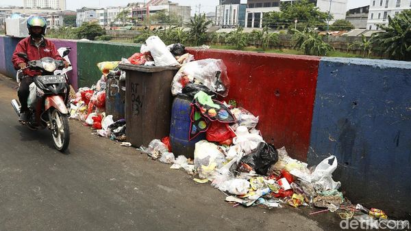 Jorok! Sampah Menumpuk di Jalanan Pinggir KBB Tomang