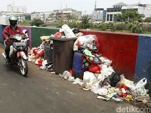 Jorok! Sampah Menumpuk di Jalanan Pinggir KBB Tomang