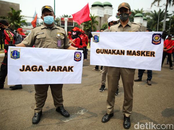 Satpol PP Sosialisasikan Protokol Kesehatan di Tengah Demo Buruh